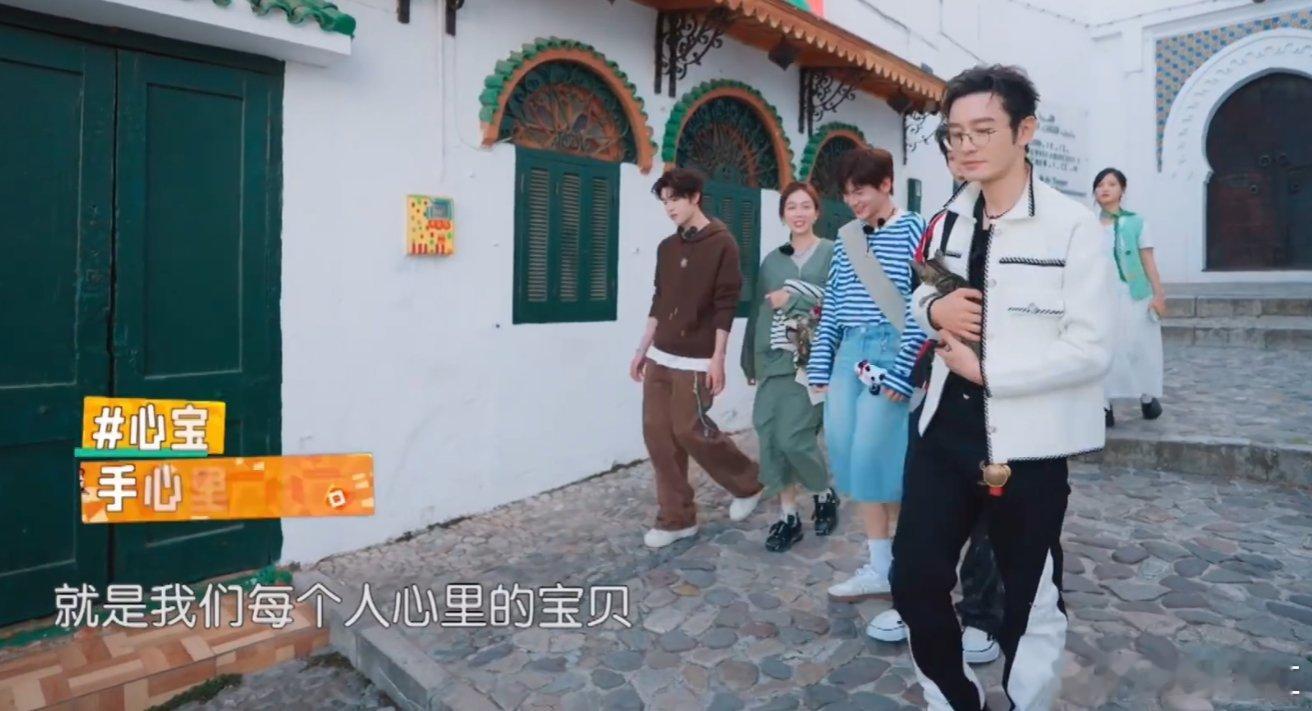 黄晓明把流浪猫带回中餐厅救命！中餐厅要添新成员了？晓明哥捡猫这段也太有爱了，全员