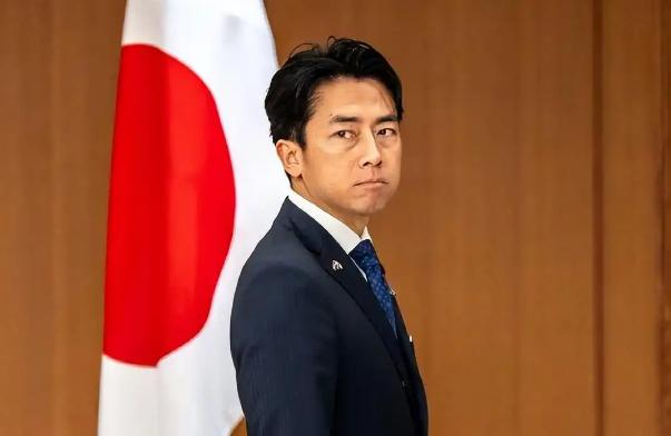 扎哈罗娃回应震惊日本朝野!
7月27日，俄罗斯外交部发言人扎哈罗娃在新闻发布会上