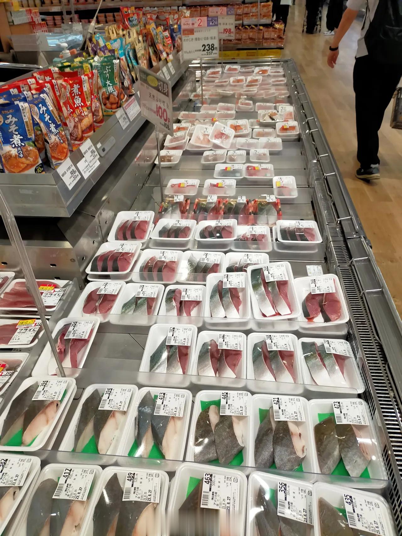 #日本超市海鲜打折也没人买#日本旅居的华人爆料，超市里福岛的海鲜真的卖不动了，纷