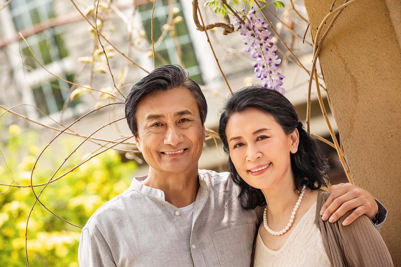 谁说中年夫妻凑合过！ 有感情！

你是不是见过不少人说，中年夫妻哪还有什么感情，