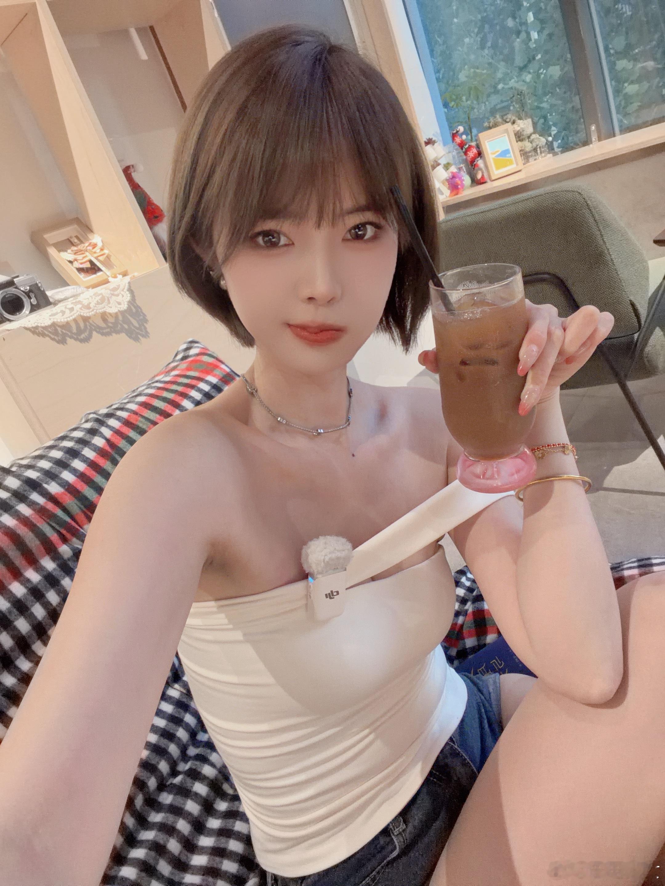 一天喝了三杯咖啡八点起床一直拍到现在 累鼠了日常分享