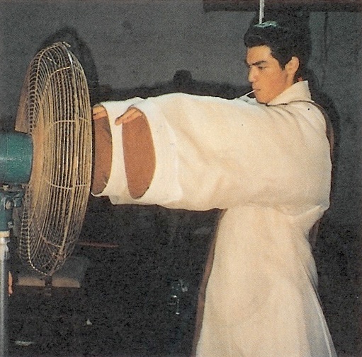 1993年，二十岁的金城武，在他出演的首部电影《现代豪侠传》片场的一张幕后照。 