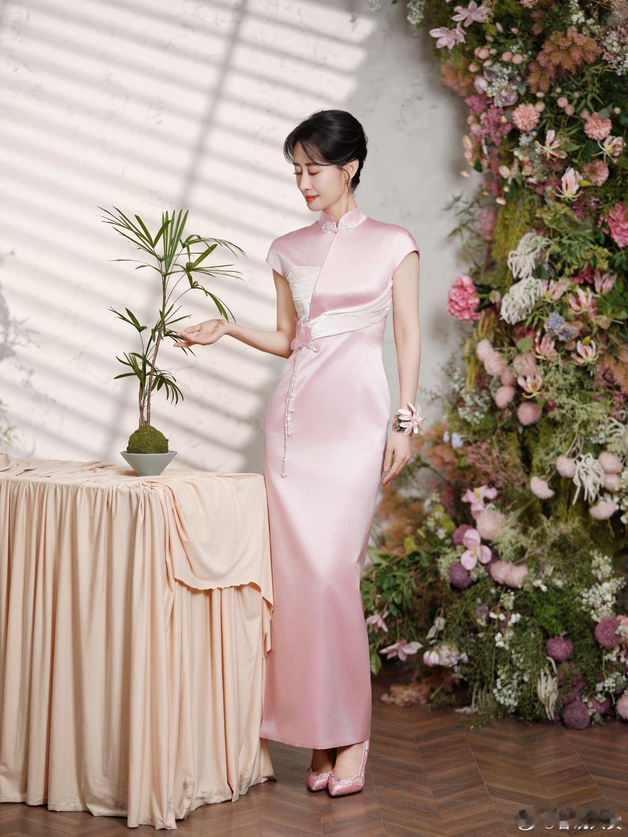 原来刘敏涛在刚才的《立春》舞台上的那身粉色旗袍，大有来头￼￼￼啊！

刚刚在《立