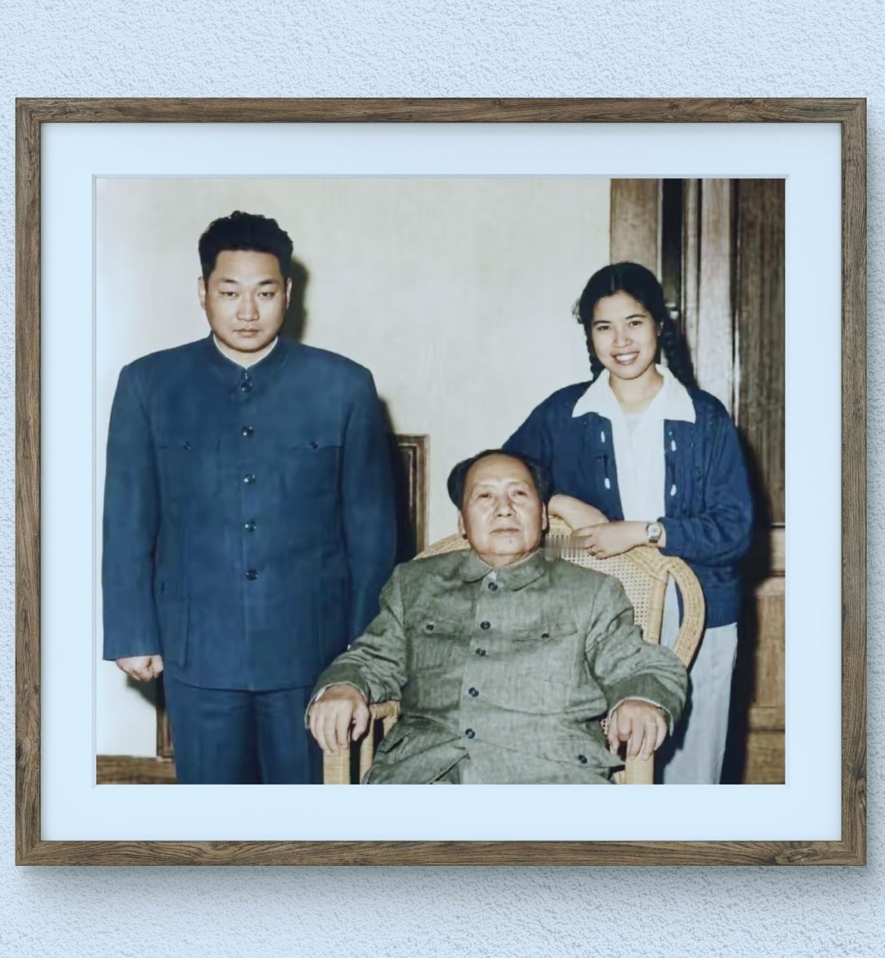 1962年，毛岸青，邵华和毛主席在中南海的合影，