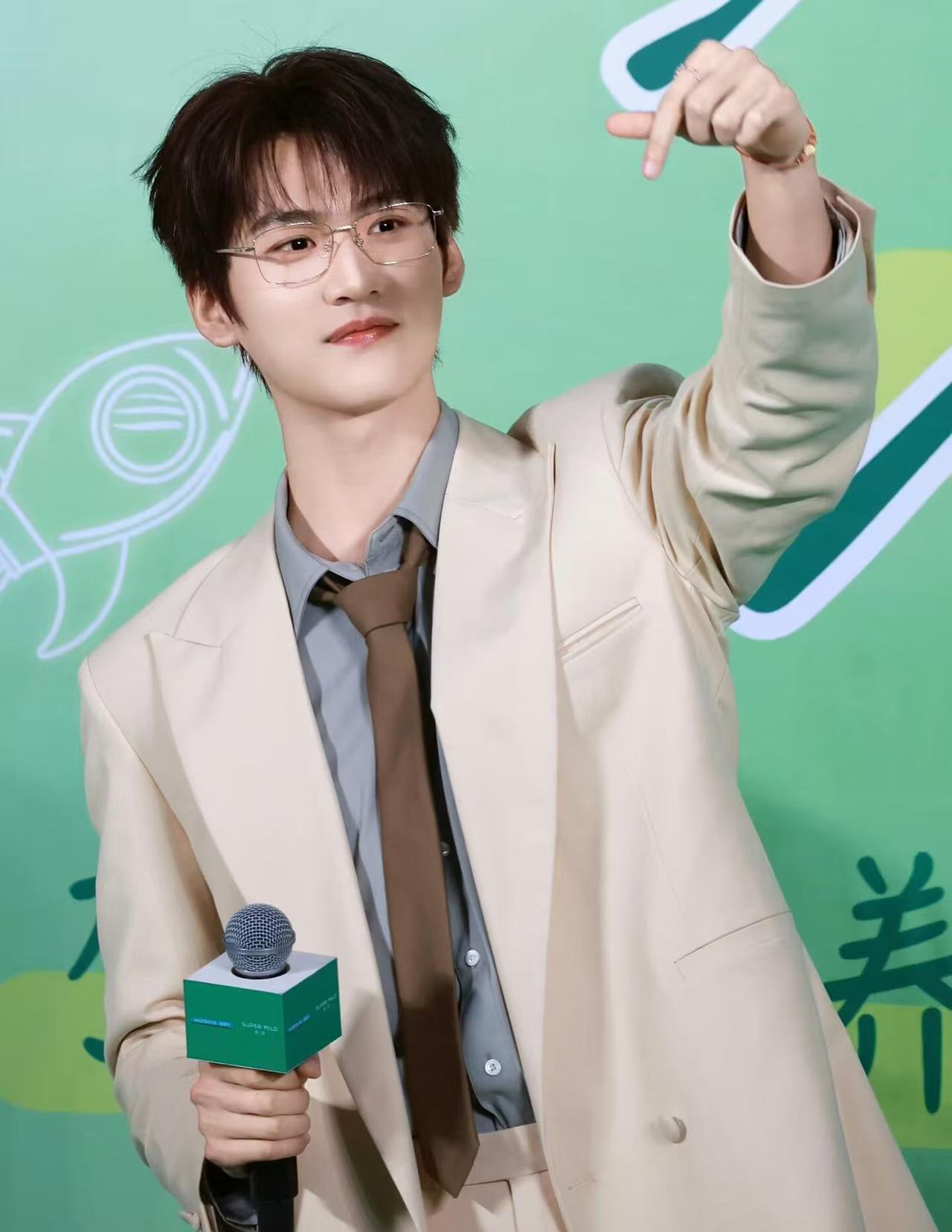 周柯宇直播被粉丝认出来 妥妥人间小可爱没错了 直播还在侥幸没人认出 被粉丝当场认