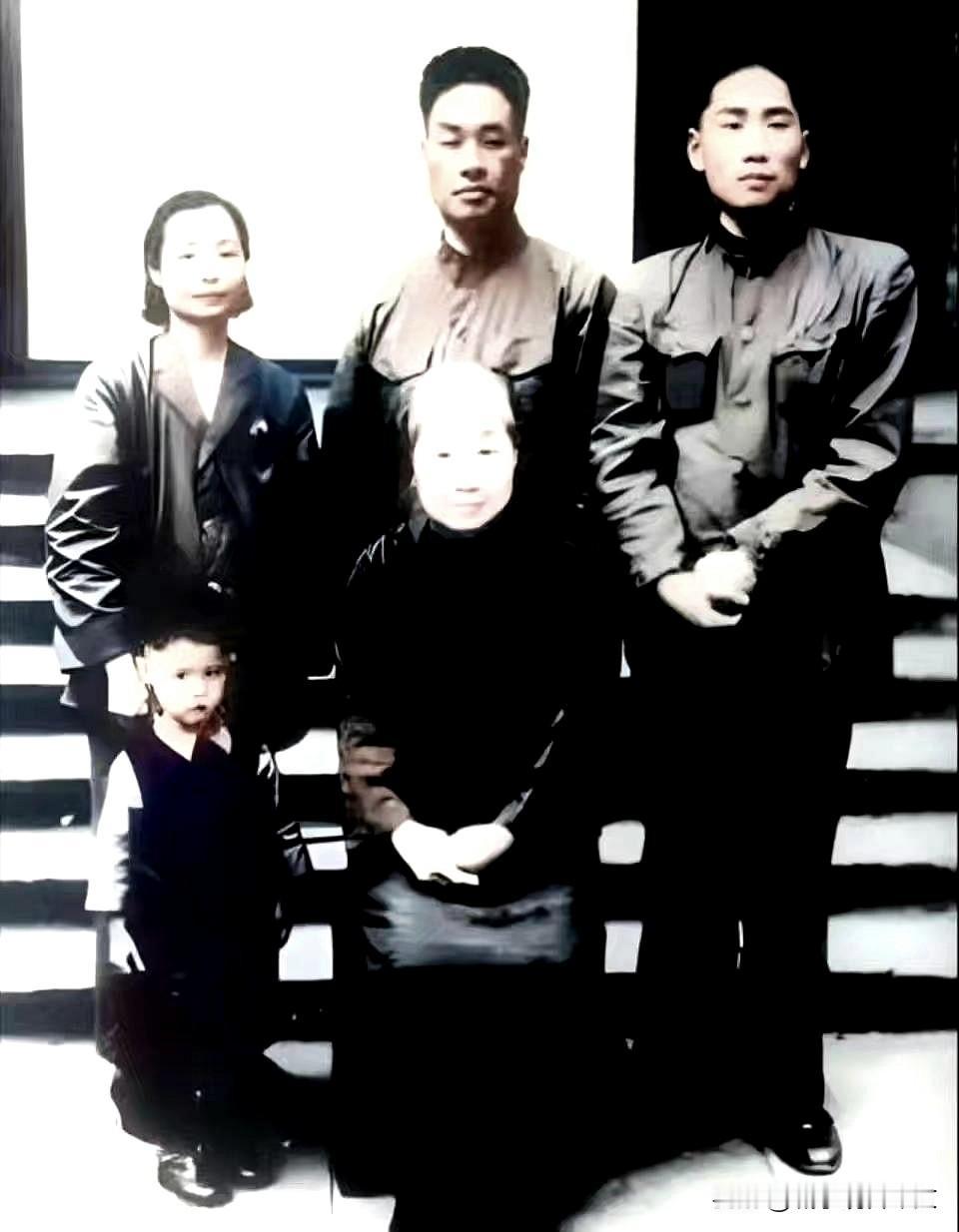 历史时光
1950年湖南长沙，毛岸英给姥姥过80大寿，与舅舅杨开智，舅妈李崇德，