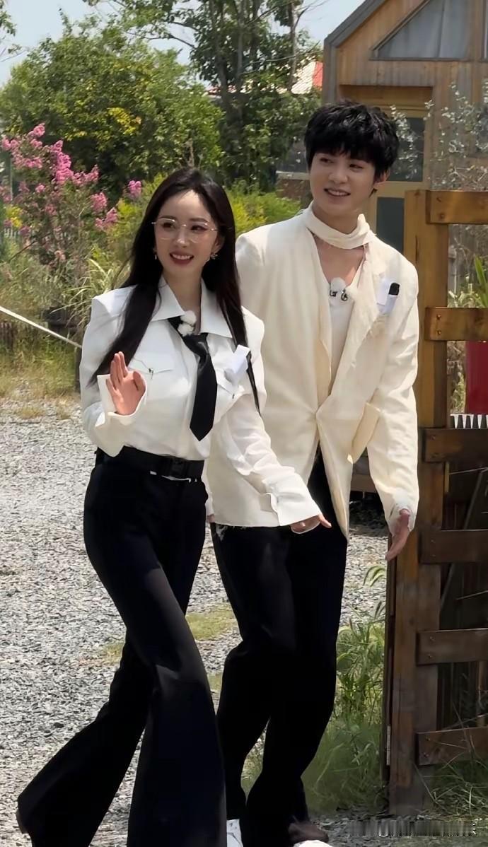 杨幂街头照，真人不仅长得漂亮，身材比例也很好！[赞][赞][赞]