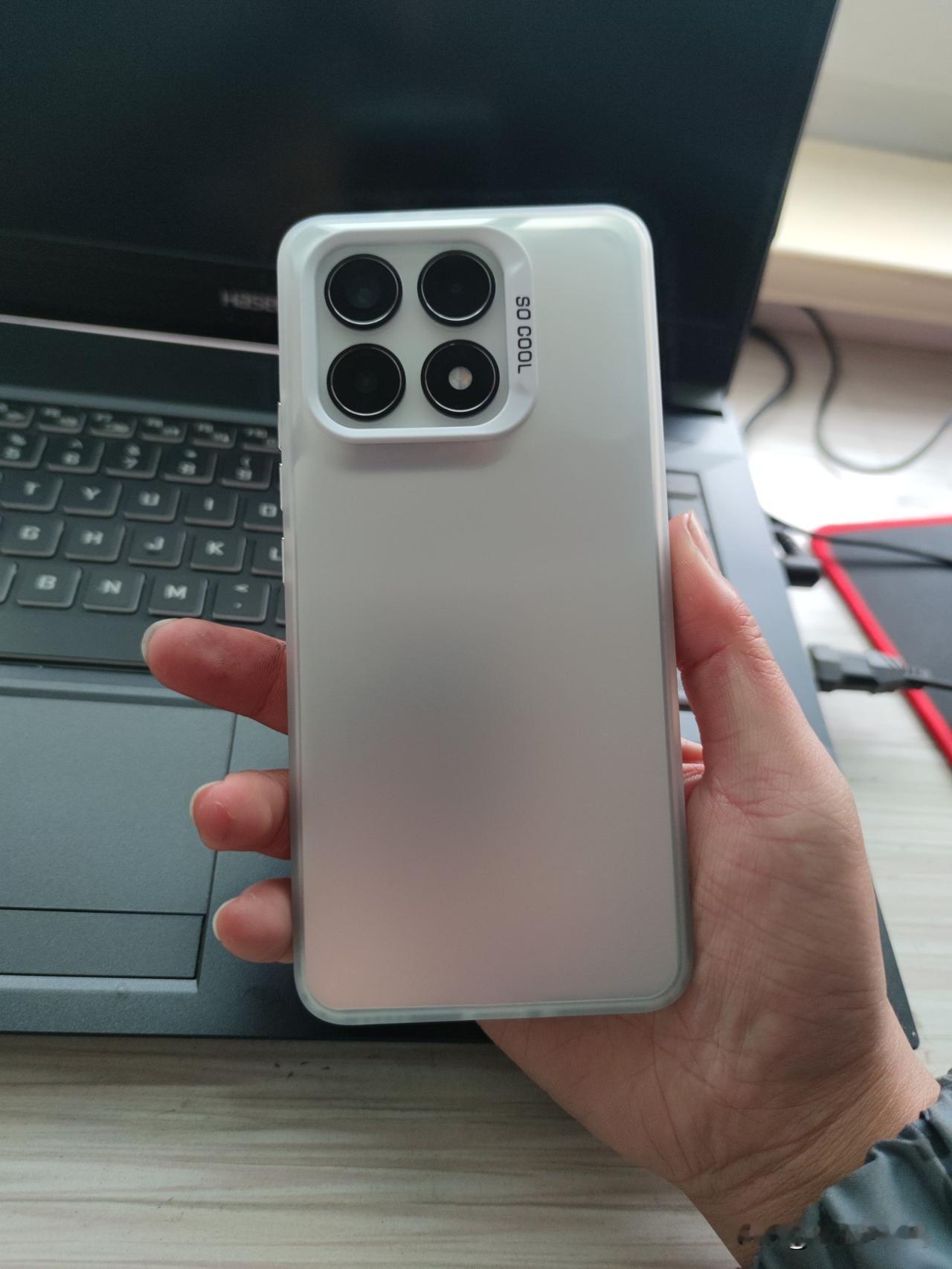 看来看去，还是红米K70最值得入手！两大王牌没得挑~

首先就是屏幕，屏幕不好其