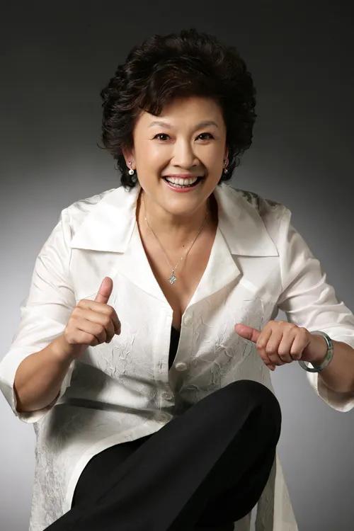 荧幕上演了一辈子母亲的宋春丽，年轻时为拍戏痛失孩子，花甲之年做出重大决定，用另一