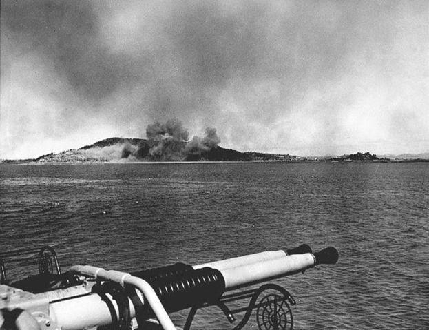 1950 年 9 月 13 日，美军及其盟军 舰艇进入仁川港，对月尾岛及仁川地区