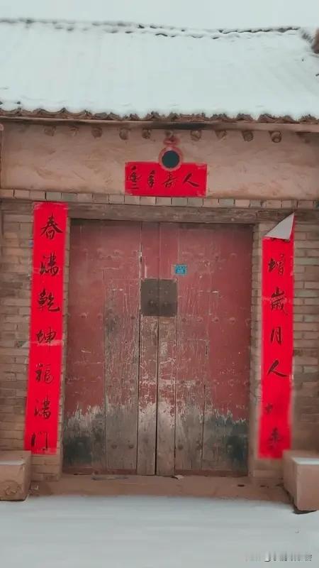 写一副冬日对联 冬天围炉煮茶、闲话旧年，实在是美事一桩。我来写几副冬日对联。
第