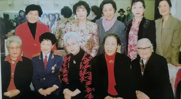 图一 曲云左手边戴眼镜的是不是胡朋？后排还有王玉梅，三位演老太太的演员难得一起出