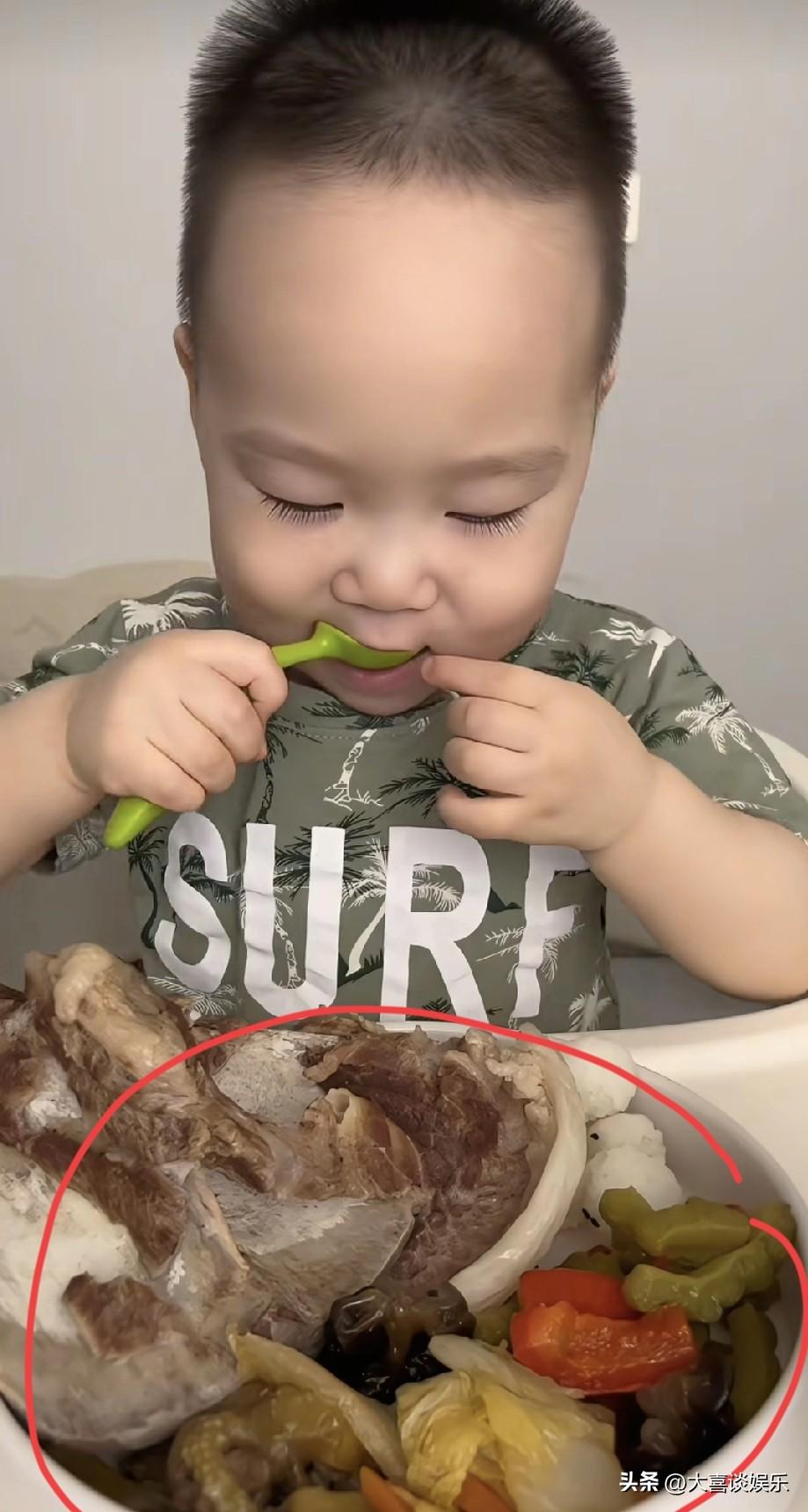 终于等来了真相，全网欠他一个道歉。

米乐妈妈发文，证明儿子今年只有2岁半，并不