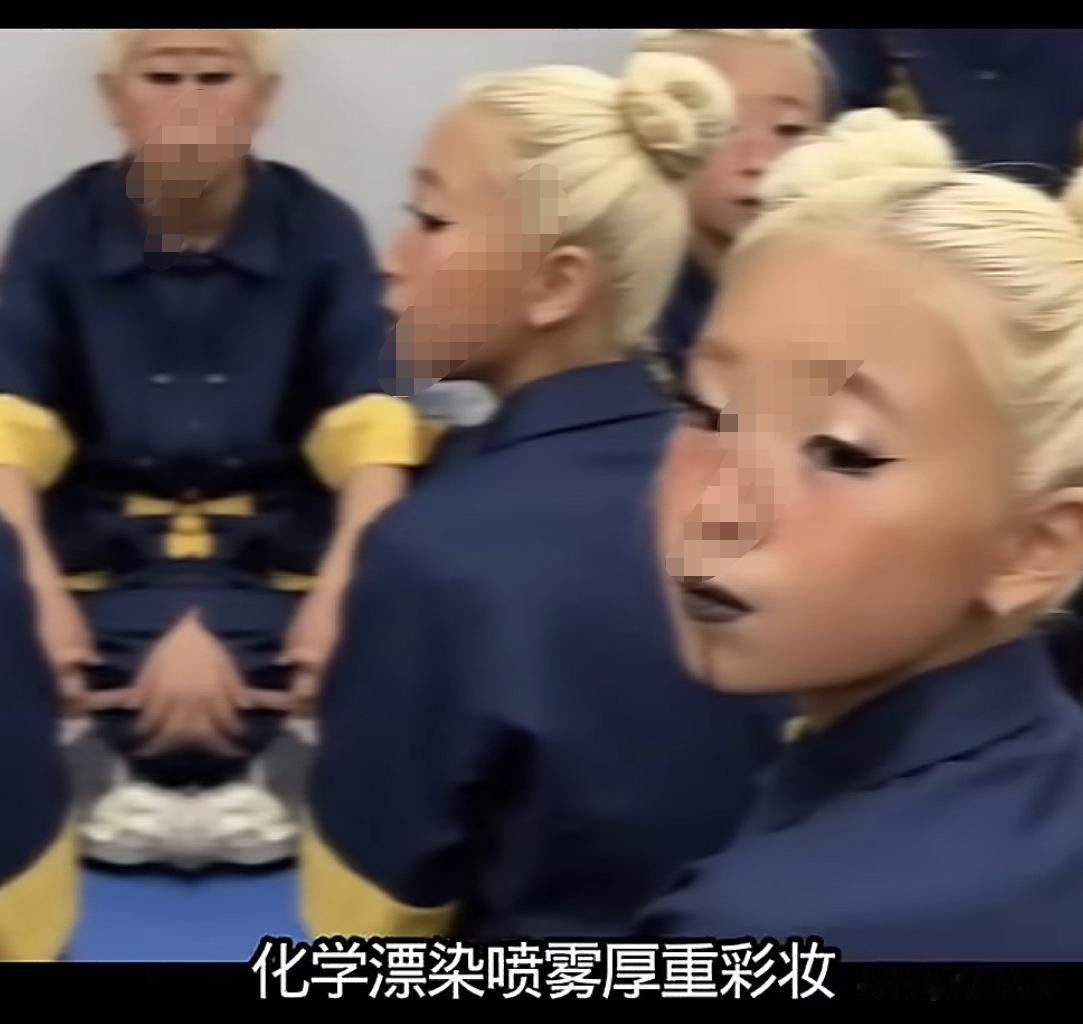 上海是个国际化大都市，这没有争议。但是把黄皮肤、黑头发的汉家儿童，头发染成浅金色