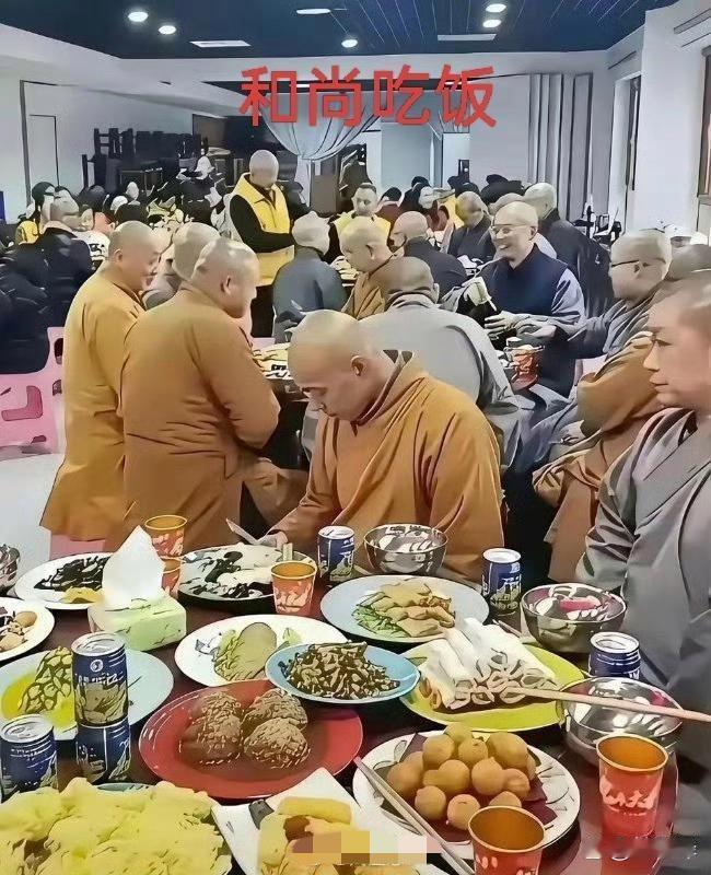 同样是修行之人，和尚用餐和道士吃饭的画面差距一目了然。
一桌菜品丰盛摆满餐桌，一