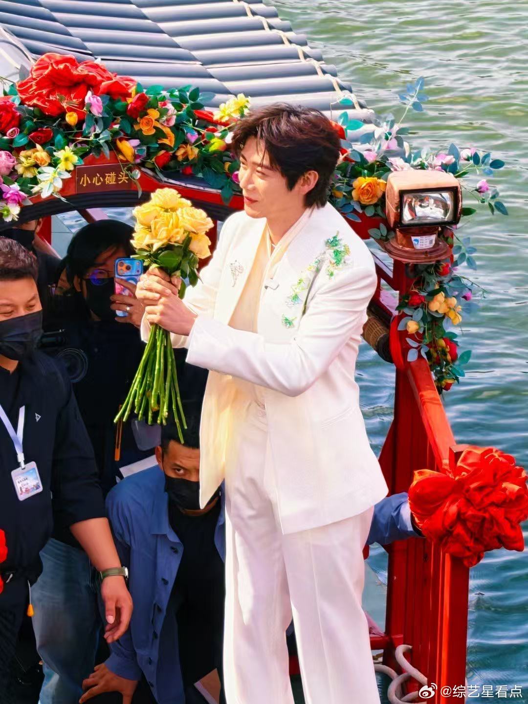 现实谁不想急头白脸嫁给李卿 翩翩少年郎站在花船上面，真的是太帅了呀，该说不说现实