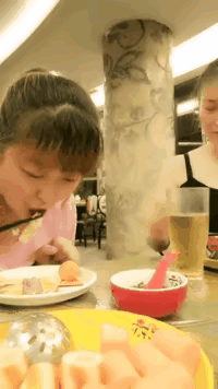 本来还可以拿起来吃的，被你一拍扁，瞬间没食欲了。