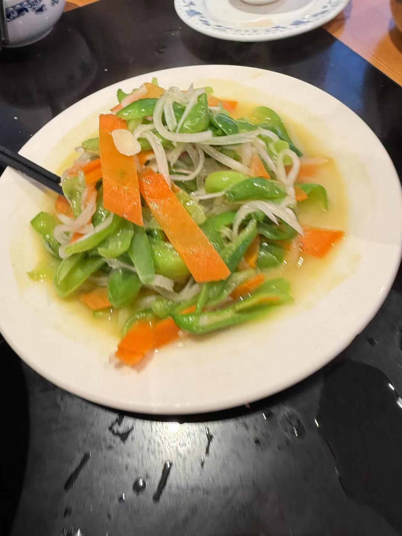 小伙伴都汇聚到腾冲了，中午即时点菜吃饭。对应早上看到的角瓜，水嶡菜，水芹菜。满足