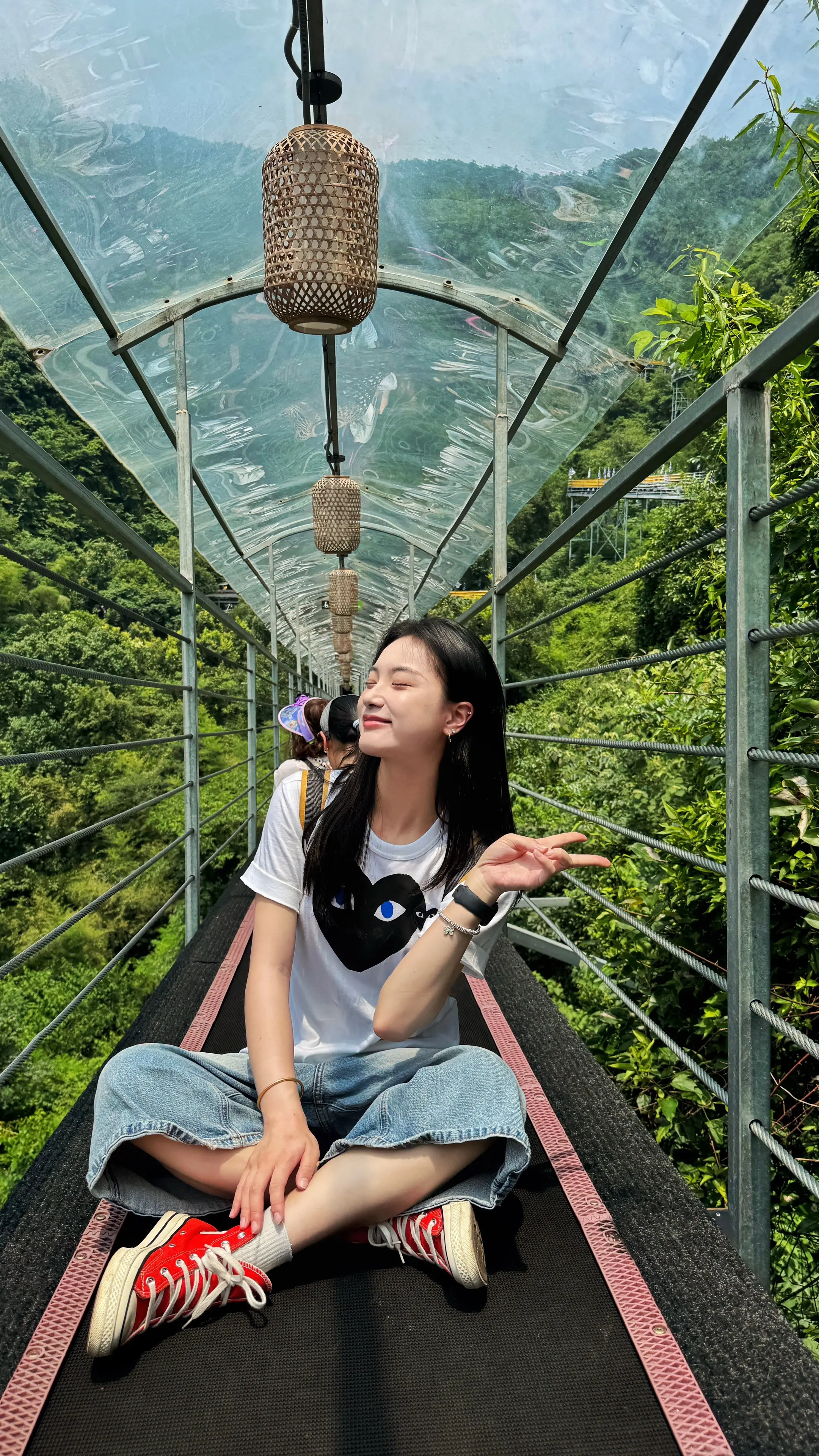 赤着脚在太空漫步。