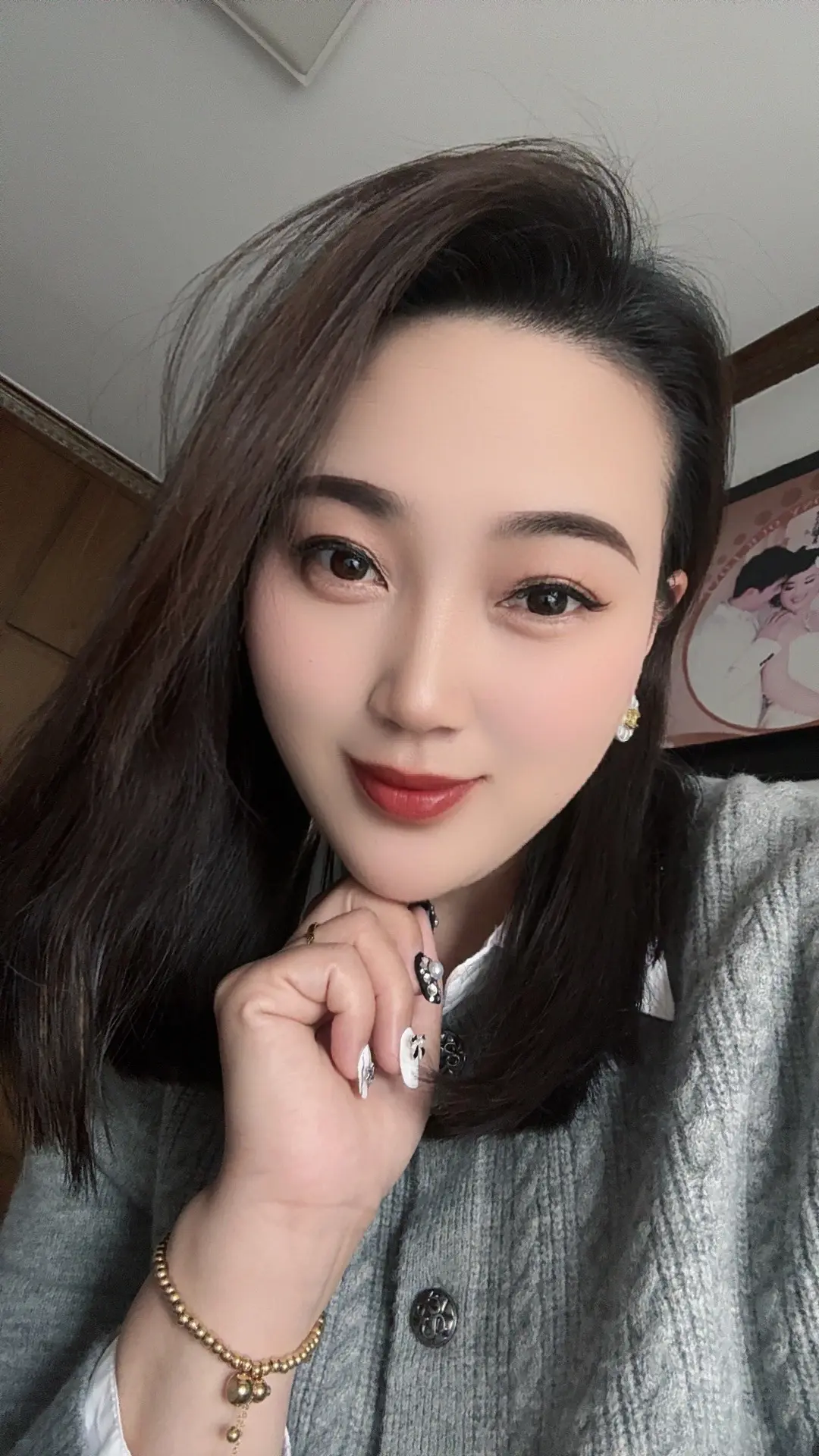 很多人喜欢你,是因为你有点漂亮,好看,懂事。而有的人喜欢你是看你哭了...