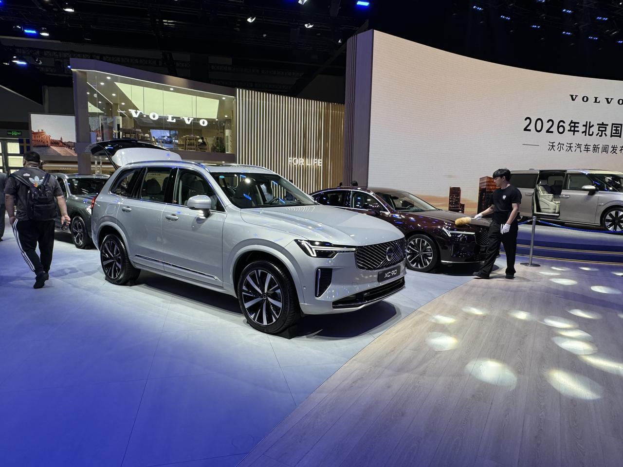 2026北京国际车展启幕，沃尔沃携油、电、混三大产品矩阵亮相，同步开启99周年感