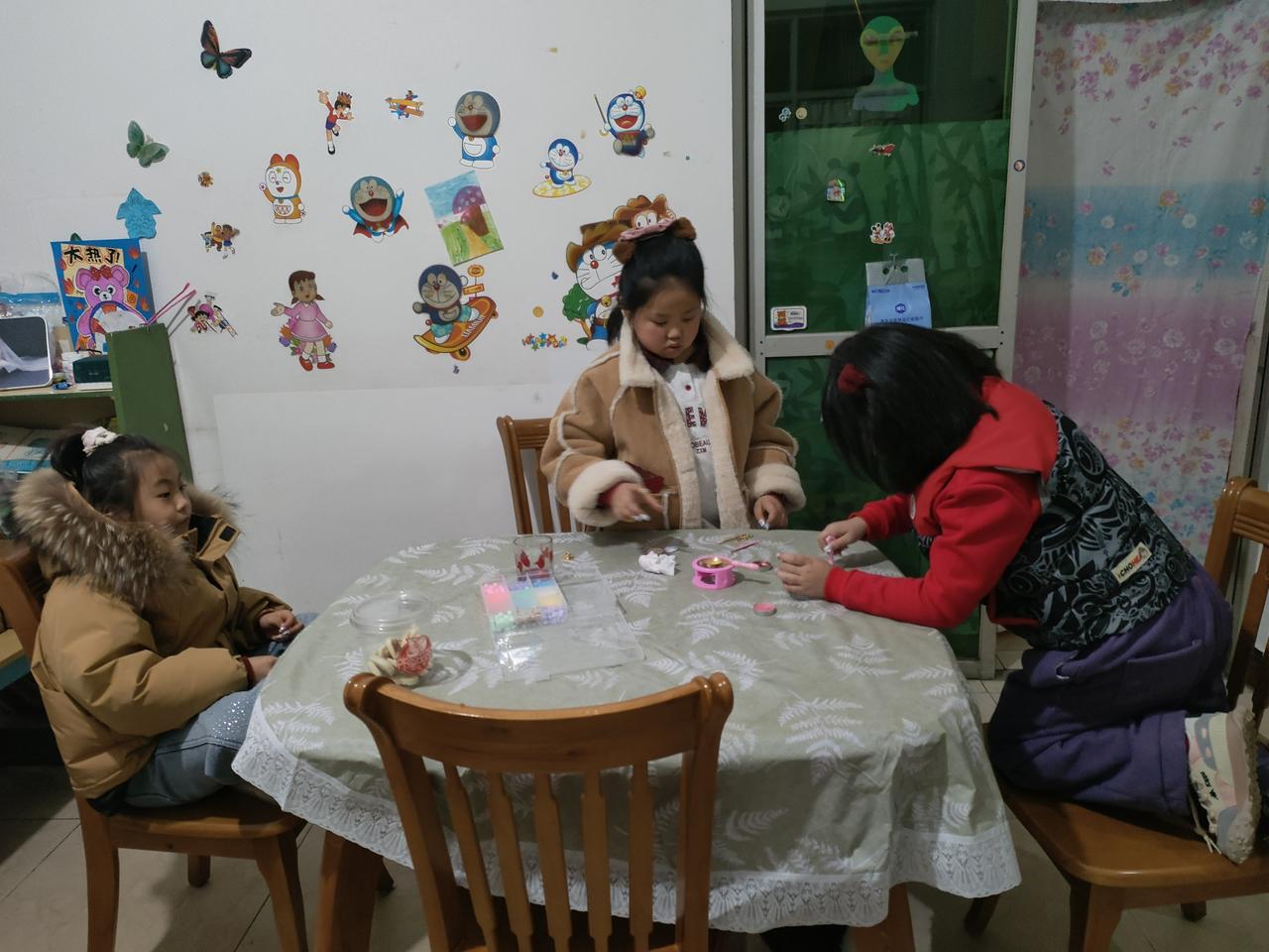 晒图笔记大赛三个小脑袋凑在桌前，彩色串珠在指尖流转，墙上的卡通贴纸静静守护着这份