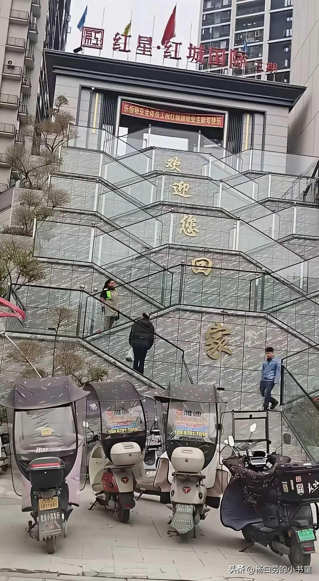 这个小区不但房价高
回趟家感觉和上朝一样的
左拐右拐，步步高升
高层性价比好房 