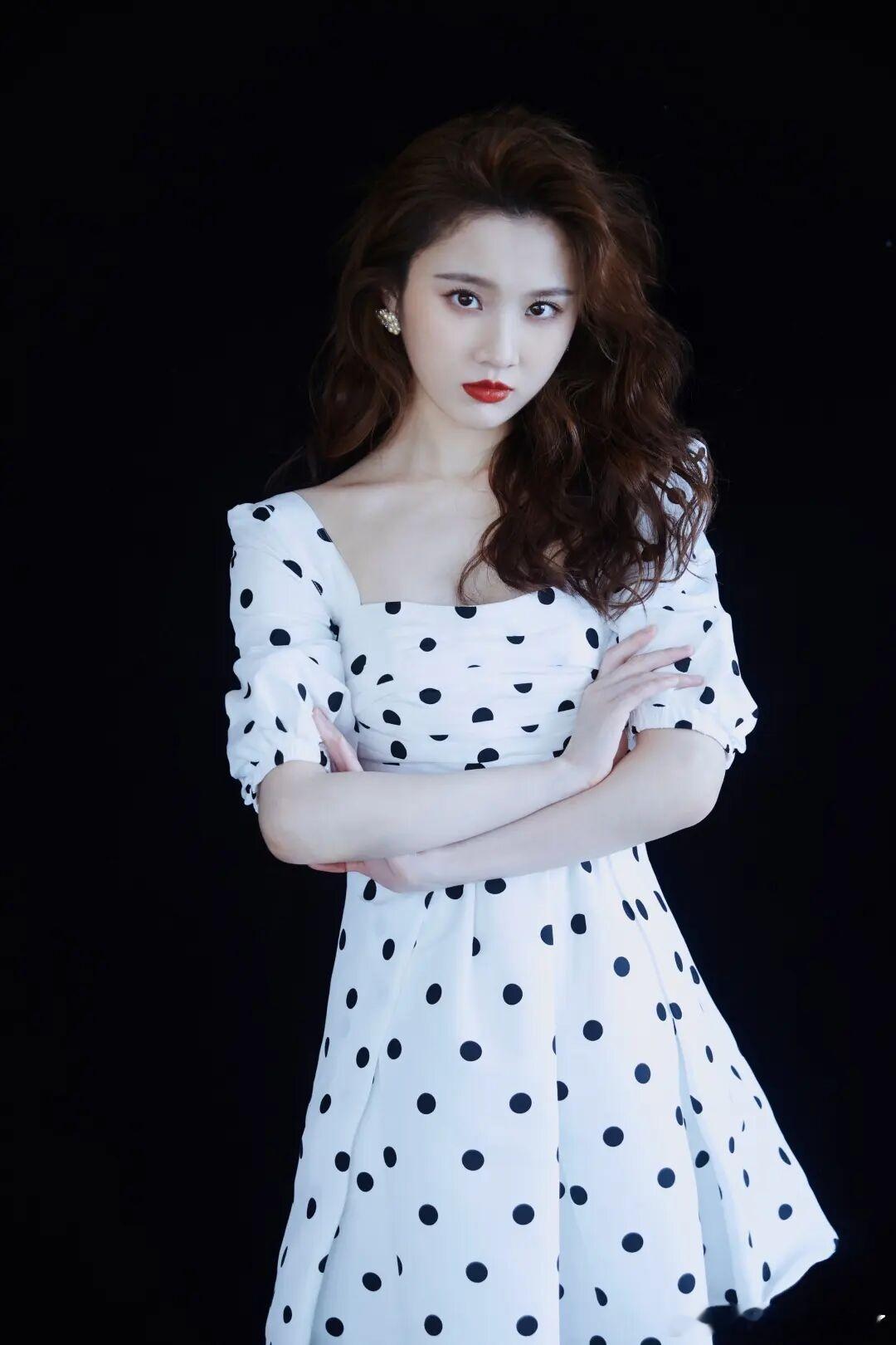 张慧雯哭成了何悯鸿张慧雯拉票环节也超可爱，在舞台上更是直接哭回了何悯鸿，这波梦幻