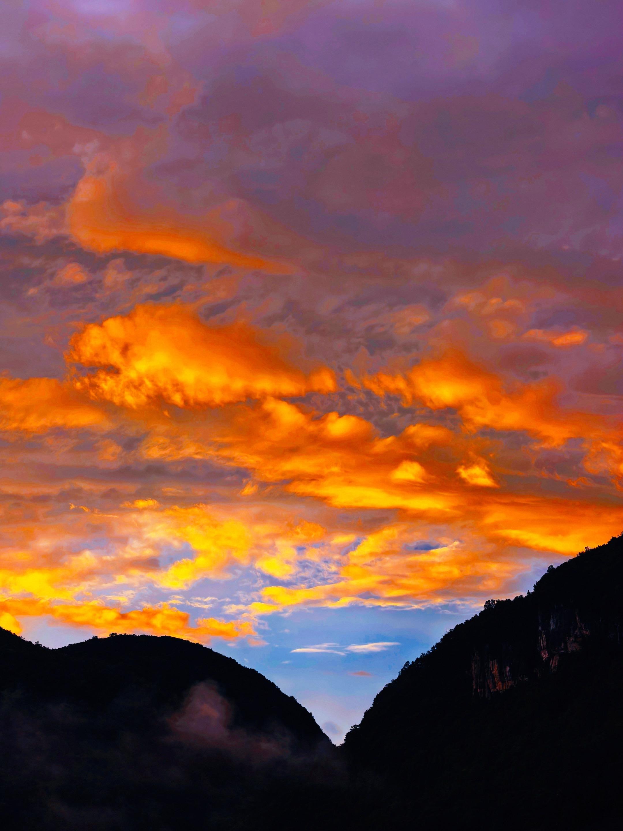 今日重庆仙女山的夕阳，是一场盛大而无声的告别。从炽烈的橘红到温柔的粉紫...