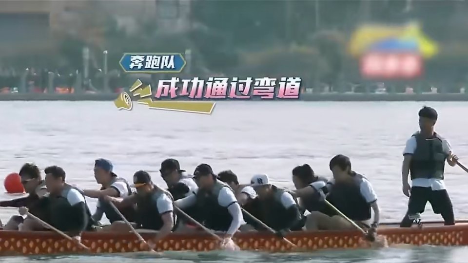 武大靖划船梦回跑男龙舟赛 武大靖在 《亲爱的客栈》玩水上运动，又想起当年《奔跑吧