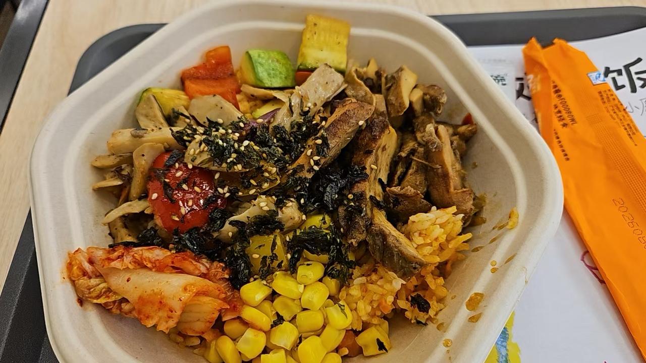 等了两天，宝贝终于在新公司第一次晒饭了～

之前，还在担心他单位没有单独食堂，会