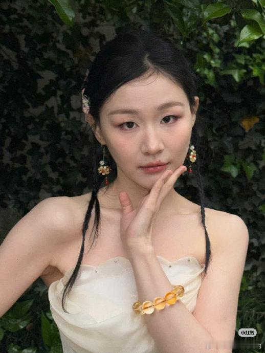 金靖回应瘦到认不出金靖回应瘦到认不出这件事，不仅仅是一个明星的身材变化，更是一种