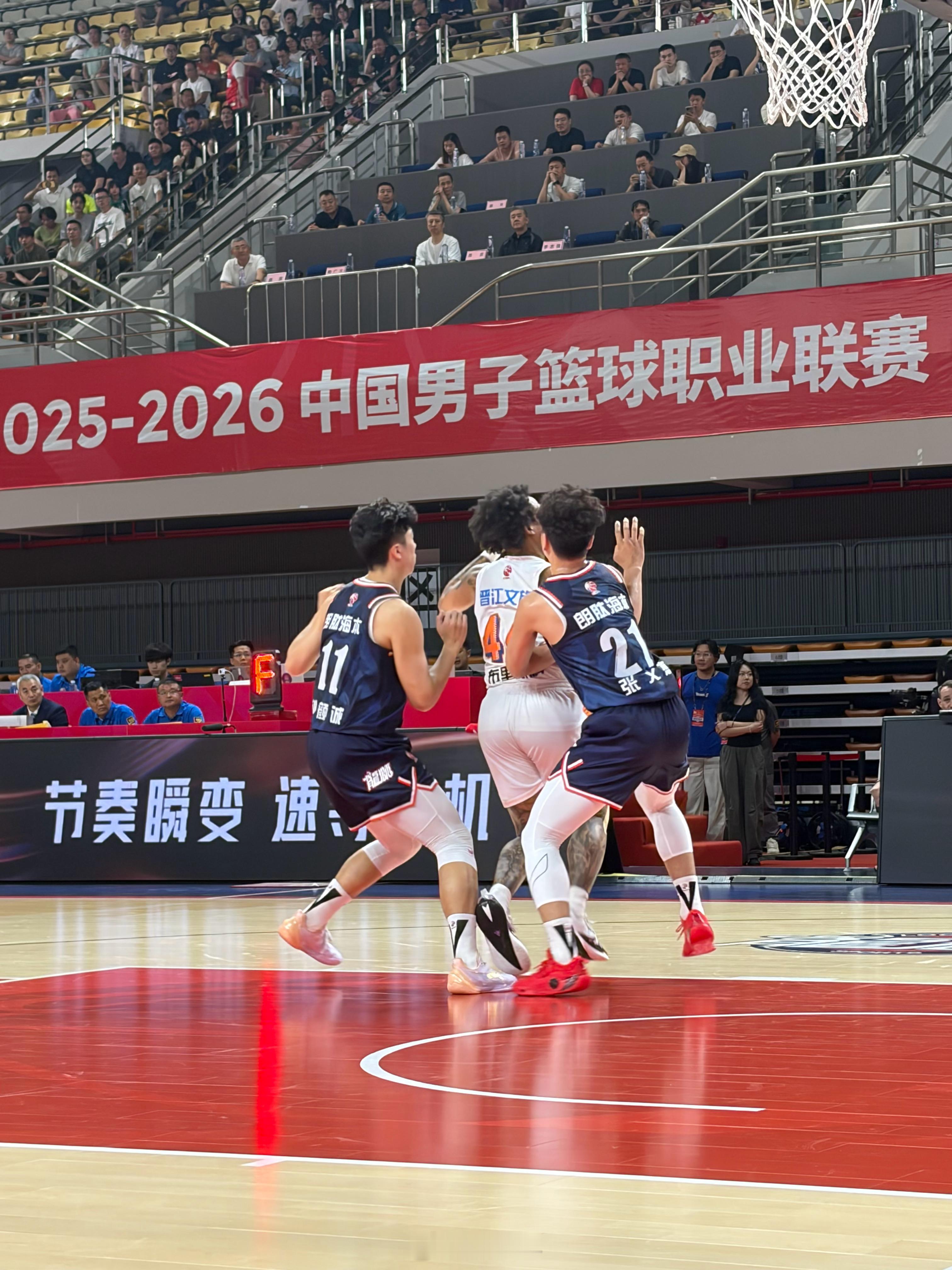 刘颜诚和张文杰的“联防”已经成了龙狮男篮的标志之一。龙狮男篮vs福建男篮 广州·