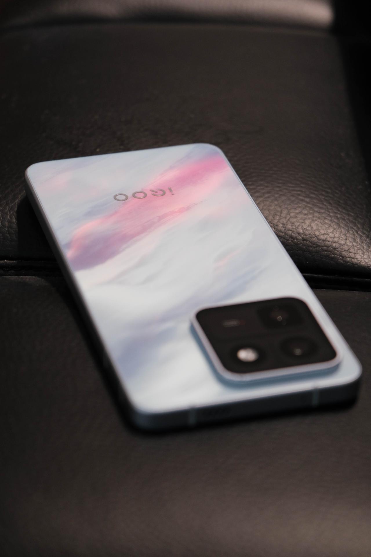 iQOO 15T 这拍出来，我感觉比 15 U 的颜值好像要更高一些啊？？不是我