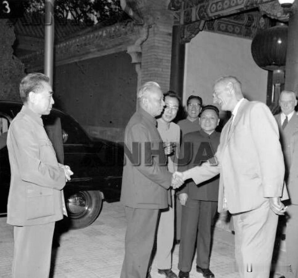 【周总理历史上的今天——5月25日】
1963年5月25日，晚上，周恩来总理和刘