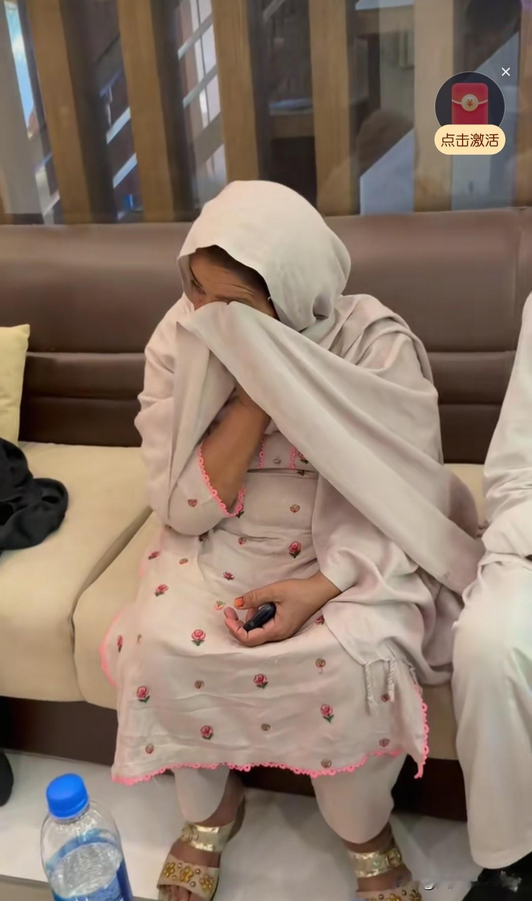 安娜姥姥一家人去了皮衣哥家里面。问了一些问题，首先姑姑把苏美拉微信删除了，还有视