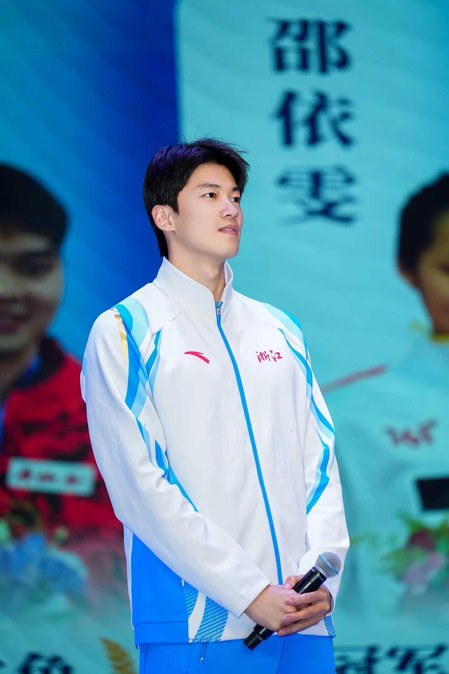 SWim进行时 『8651』20251203 宁波大学讲座摄影师掉落看起来很温柔