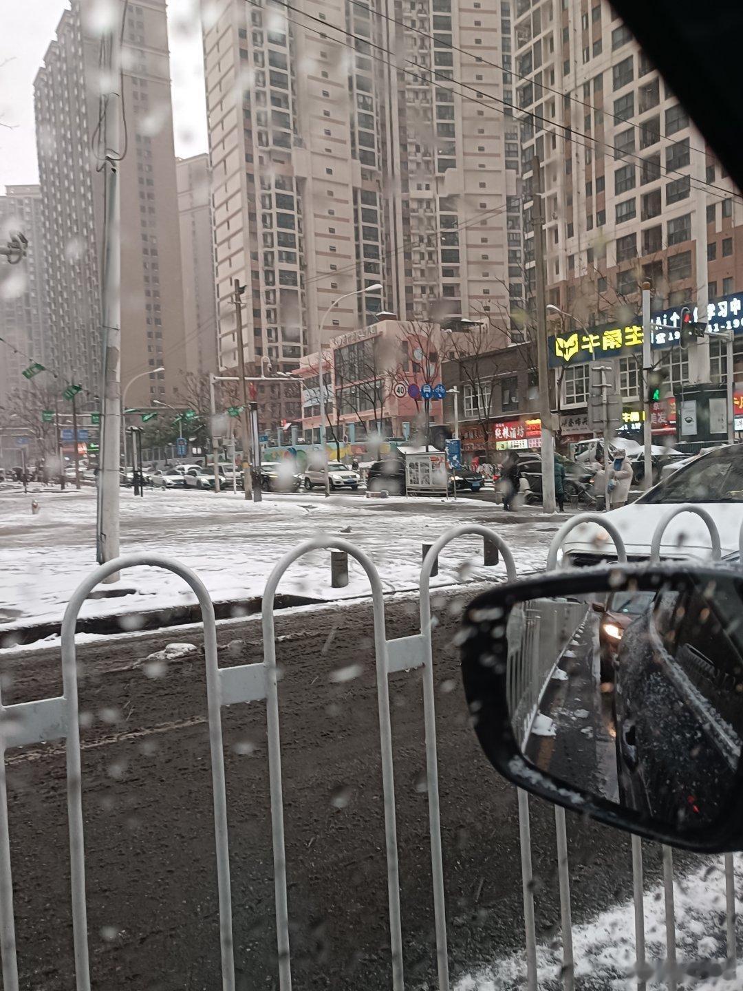 送丫头上学以往十分钟的路程，姚曳7点40出发，现在还在路上。。。 