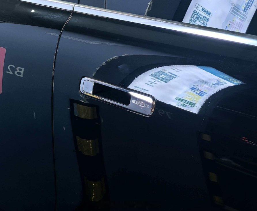 遇到一辆黑色的测试车在充电。现在的前脸确实一眼看上去霸气了。问界m9