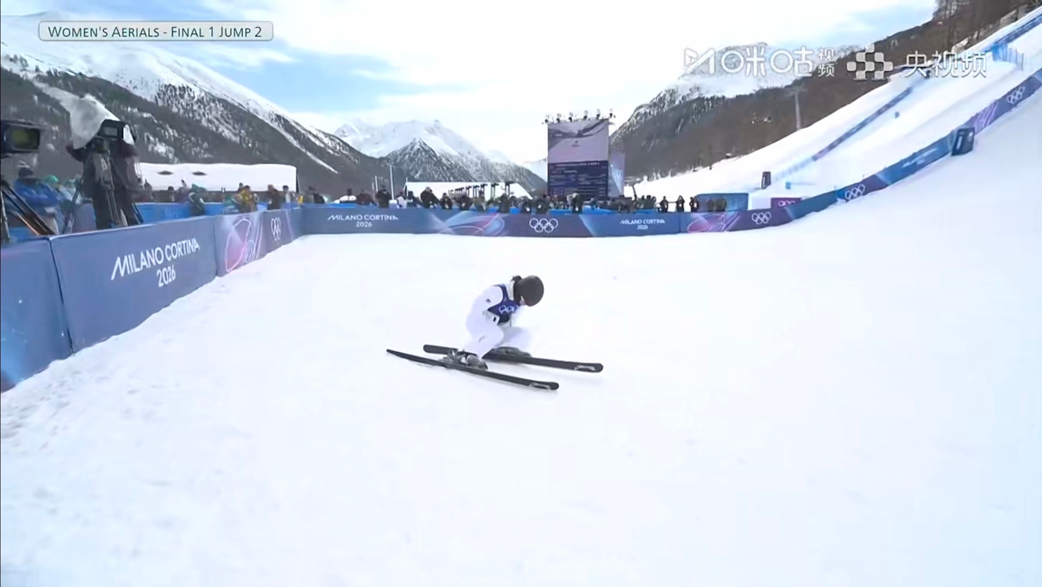 #陈梅婷决赛第二跳受伤#米兰冬奥会自由式滑雪女子空中技巧决赛中，中国选手陈梅婷在
