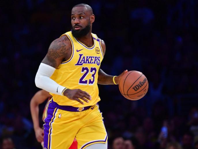 定了！湖人官方更新，明天打勇士，1人回归3人不打，有好戏看了
湖人官方更新了最新