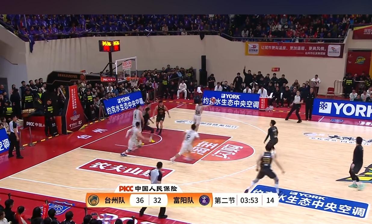 这一刻:
浙BA篮球联赛，“县大队”富阳队客场挑战台州队，第二节还剩3分53秒，