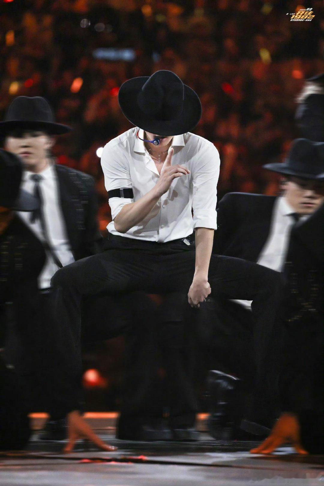 张杰想留在这场大梦不醒 张杰未LIVE巡回演唱会 日常的疲惫都被演唱会治愈了，这