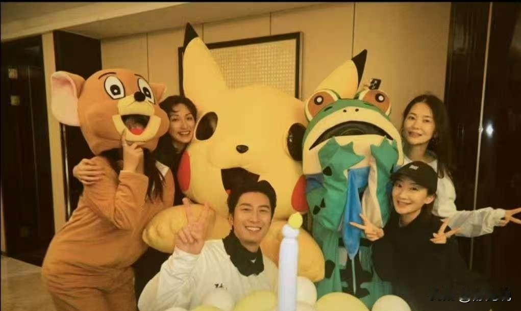 真正的“官宣”来了：何超莲窦骁，正在积极备孕。
上个月，她套上厚重的青蛙玩偶服，