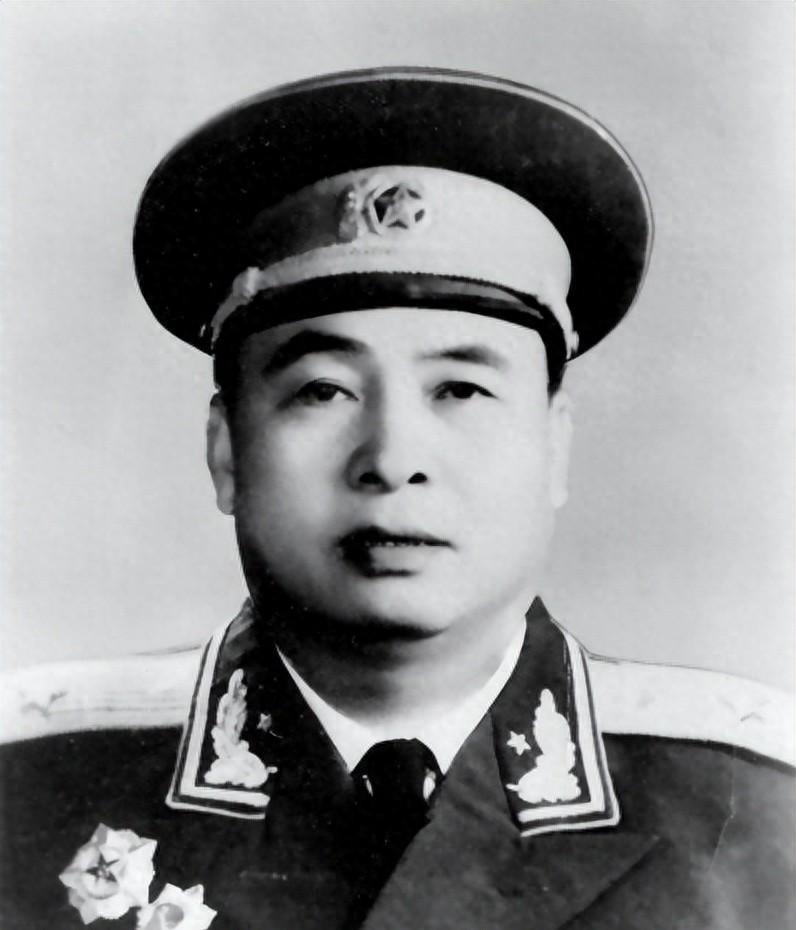 开国少将之子拿着父亲与叶帅的合影，欲请叶帅帮忙，钟期光为何劝他不要前去？
197