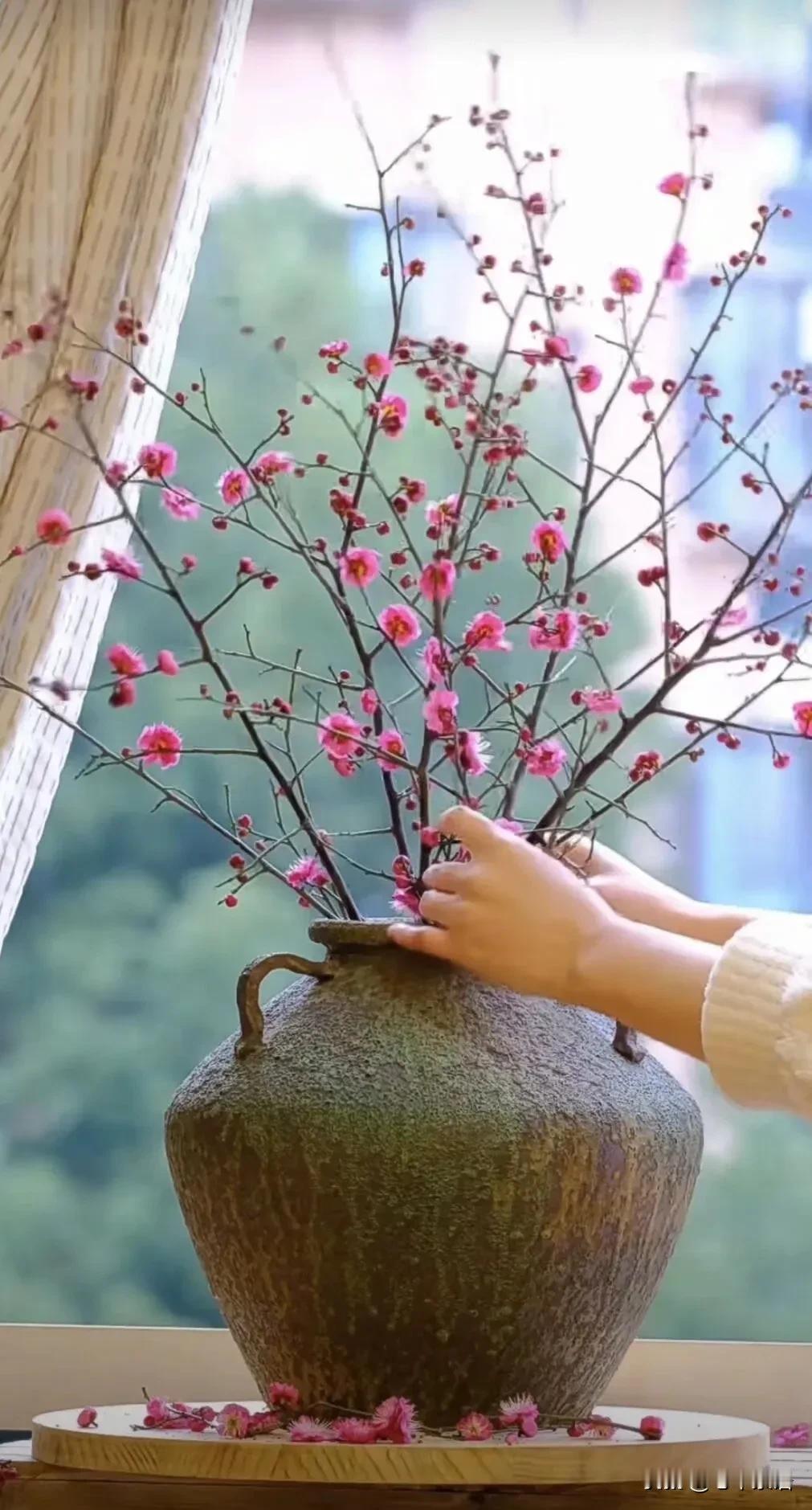 网友说:
“跟年轻女性打招呼六不叫，
第一，不要叫美女，太俗了，
第二，不要叫小