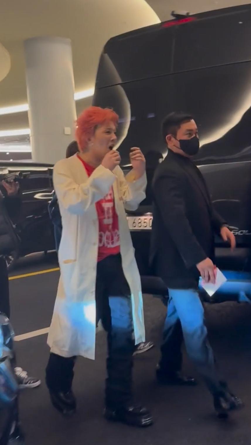 权志龙被男粉吓到的反应  哈哈哈哈 哥哥反应好可爱，粉丝演我看到权志龙的反应……