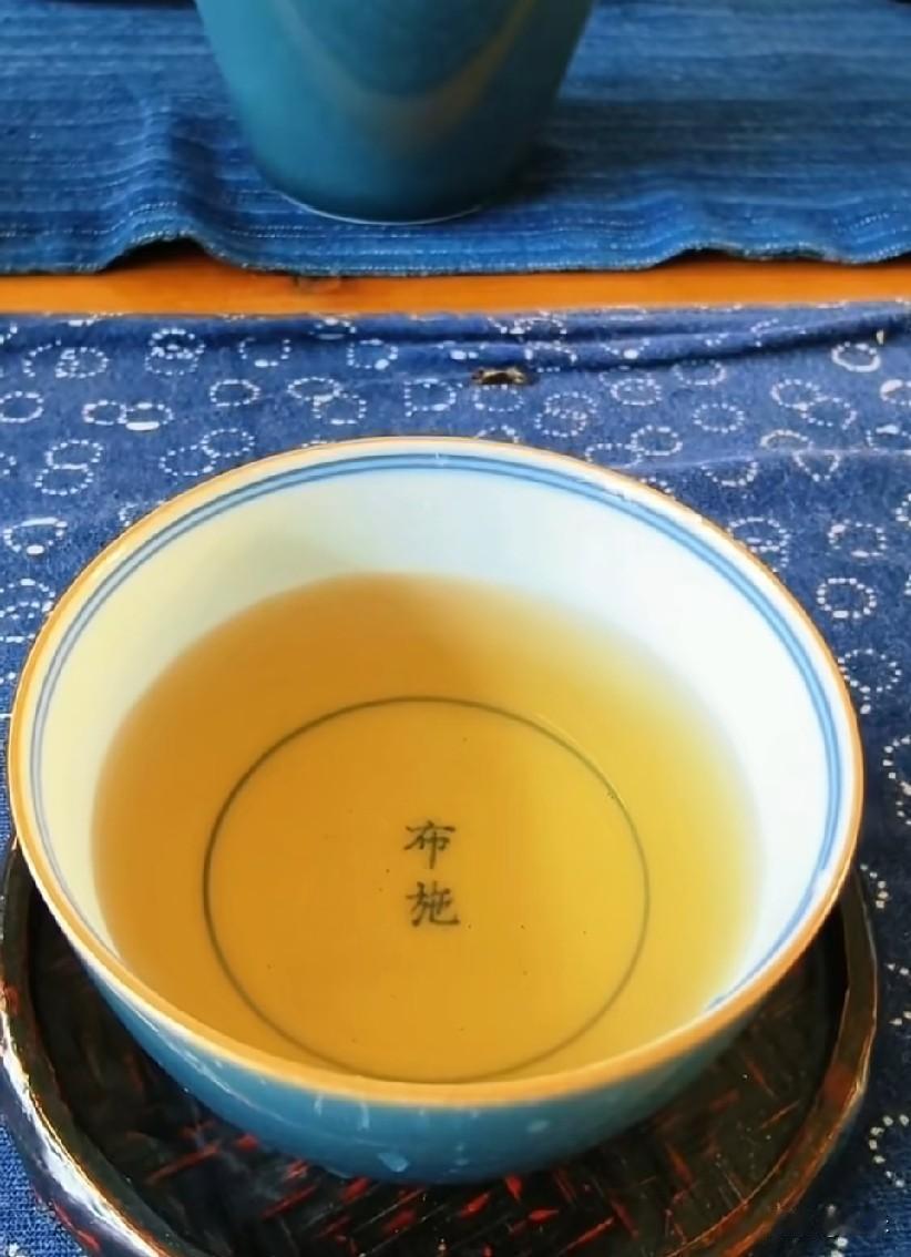 夏天虽然很热，但是喝一杯热茶，确实特别的舒服，消暑又解渴，来吧，喝一杯自己喜欢的