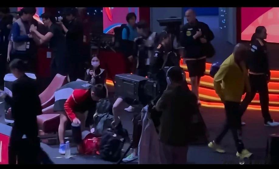 还是第一次看肖爹没等动漫穿好衣服就先走了！[抠鼻]
看着吉村激动的只差跪着滚了，