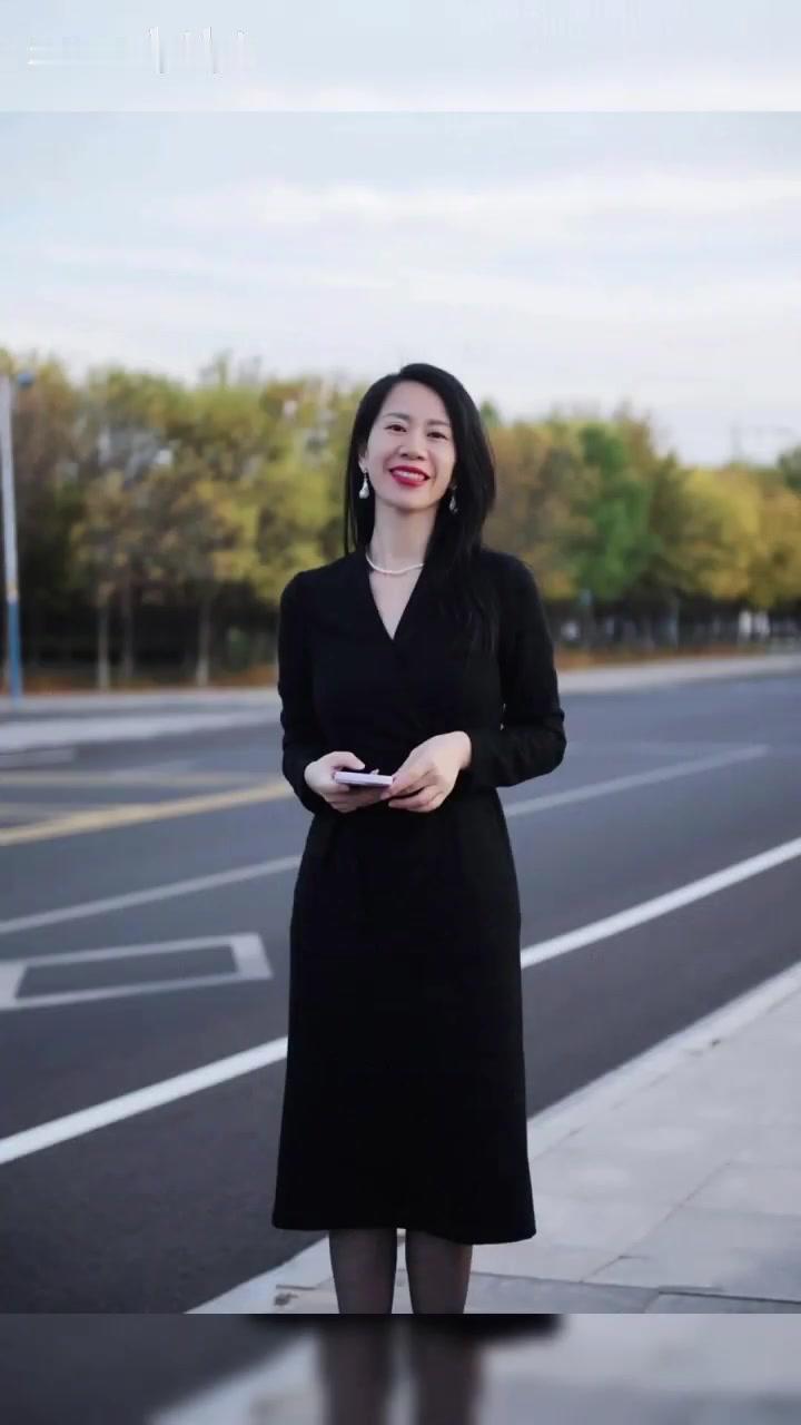 昨晚，我看到邻居王大爷一个人蹲在小区门口，嘴里嘟囔着："完了完了，这下真完了。"